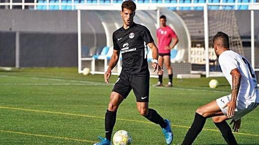 El futbolista de la UD Ibiza Álex Machuca conduce el balón durante el partido amistoso disputado ayer frente a la Peña.