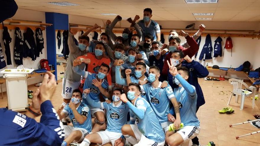 Los jugadores del Celta B celebran su victoria en el vestuario de Riazor