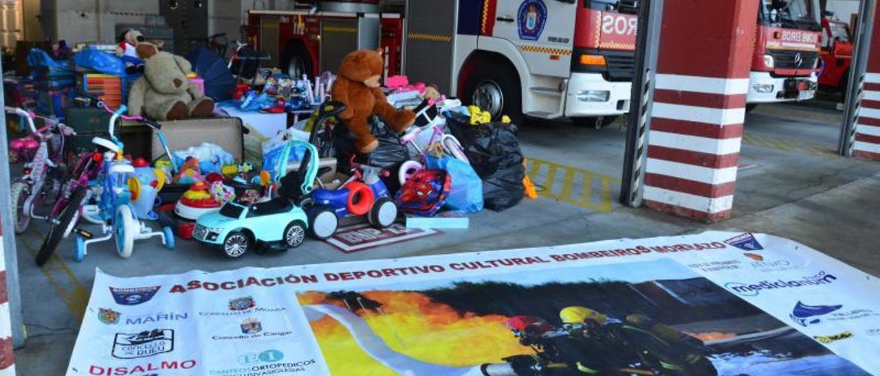 Los juguetes recogidos durante los últimos días en el parque de bomberos en Bueu.   | // GONZALO NÚÑEZ