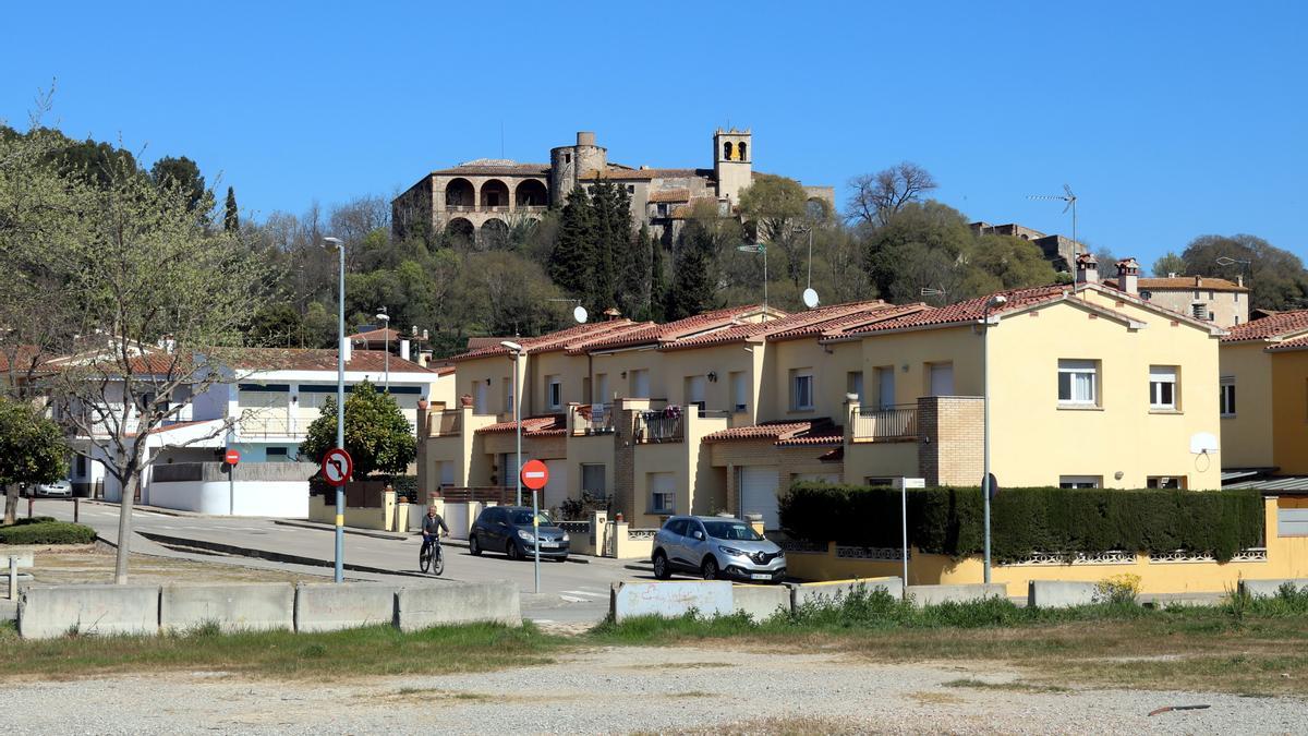 Pla general de Medinyà, amb el castell al fons.