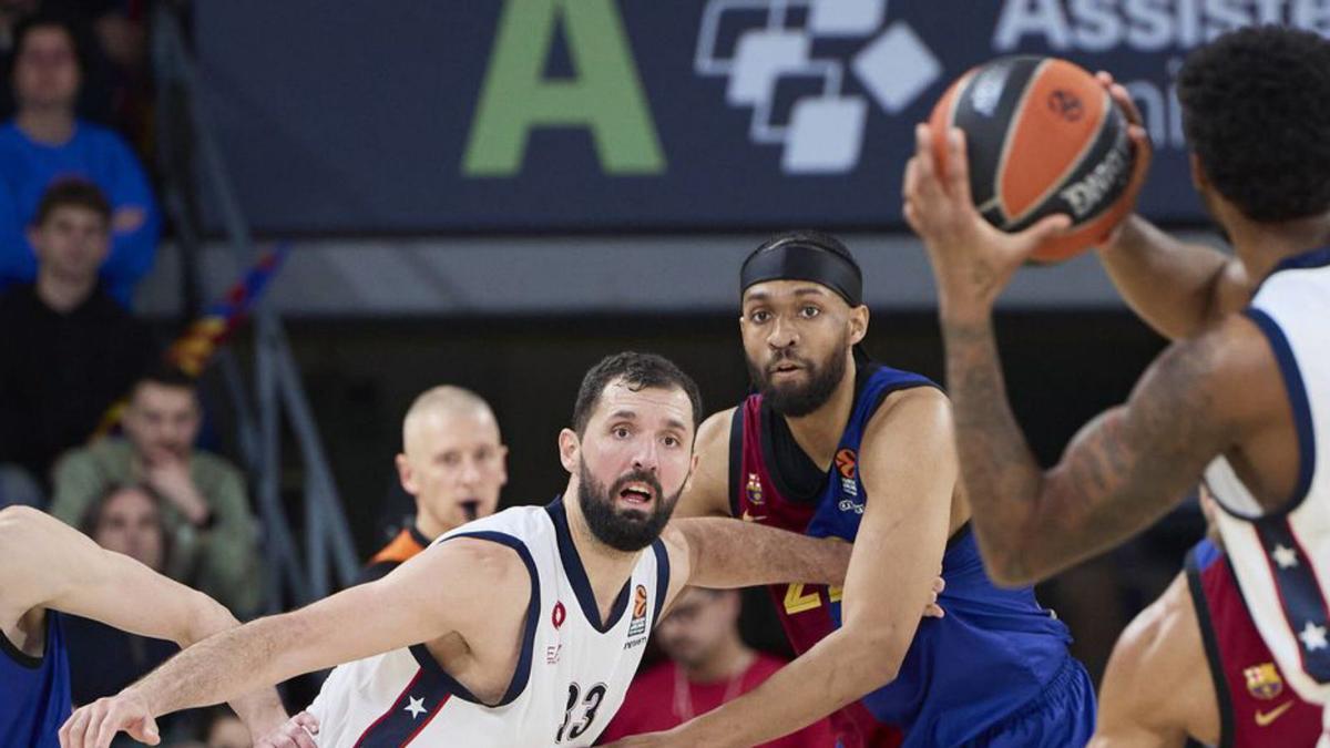 Mirotic defensat per Parker, ahir al Palau. | DANI BARBEITO