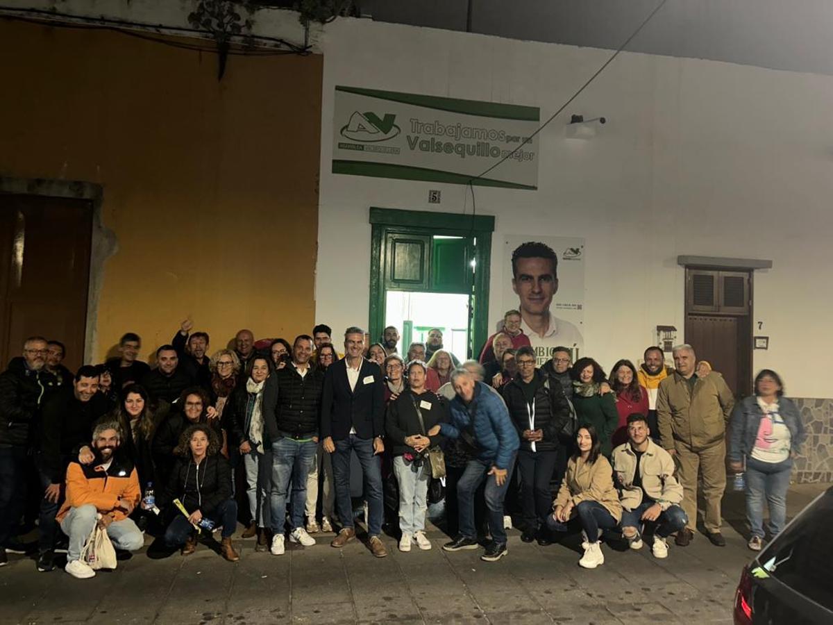 El equipo de Asamblea Valsequillera, con su candidato Juan Carlos Hernández Atta al frente, celebra sus resultados en la noche electoral