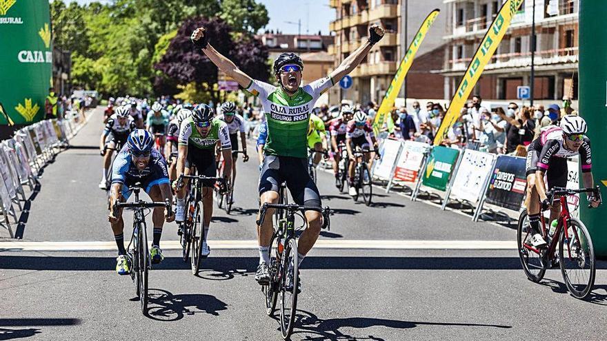 Alejandro Gómiz, feliz con su triunfo en la meta de la avenida de La Feria.