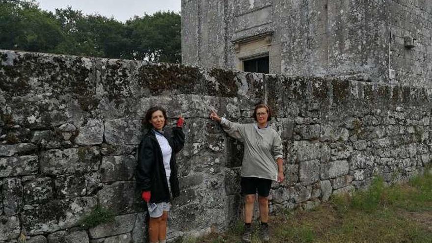 Las dos peregrinas lusas, ayer, en Codeseda. // Codeseda Viva