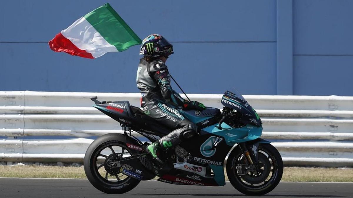 El italobrasileño Franco Morbidelli (Yamaha) pasea la bandera italiano, hoy, en Misnao, tras ganar su primer GP de MotoGP.