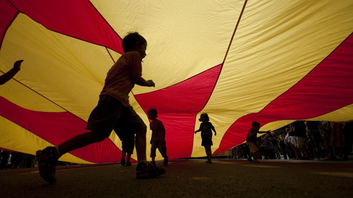 Niños bajo la bandera en la plaza de Urquinaona, en la Diada del 2009.