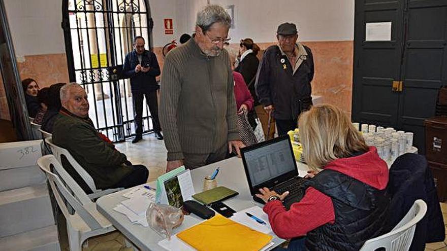 Atenció als usuaris a l&#039;antiga oficina, als baixos de l&#039;ajuntament