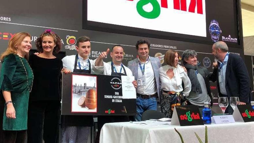 Rial, con el gesto de victoria, junto a Pepe Rodríguez y Samantha Vallejo-Nájara (2ª izda.),en la entrega de los premios. // Fdv