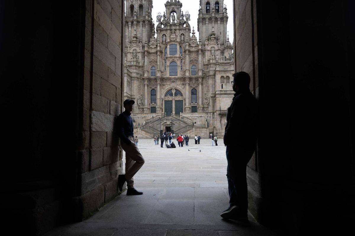 Nima y Mehdi, dos estudiantes iraníes de la USC, ante la Catedral de Santiago