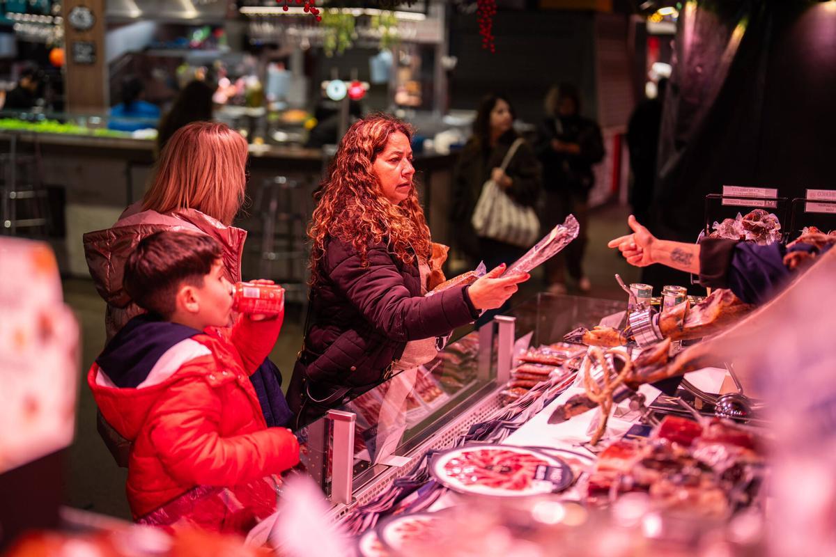 Barcelona, 17/12/2025. Sociedad. Clientela local compra en paradas del Mercat de la Boqueria, un retrato de los vecinos que todavía mantienen el mercado como espacio de compra cotidiana, mostrando quiénes son y qué productos adquieren. Foto: Zowy Voeten / El Periódico