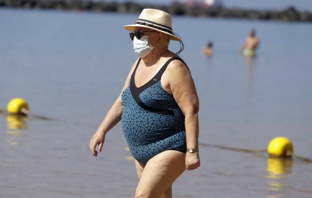 Primeros bañistas en la playa de Las Teresitas