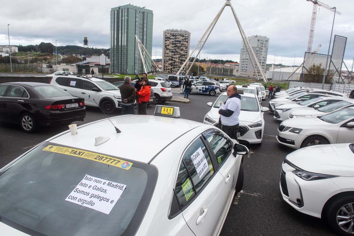 Los taxistas de A Coruña cortan Alfonso Molina y protestan en María Pita contra los VTC