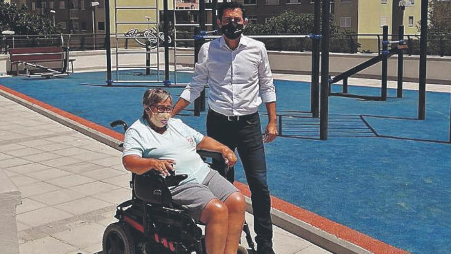 El concejal Juan José Martínez, con la presidenta de AAVV Santa Clara.