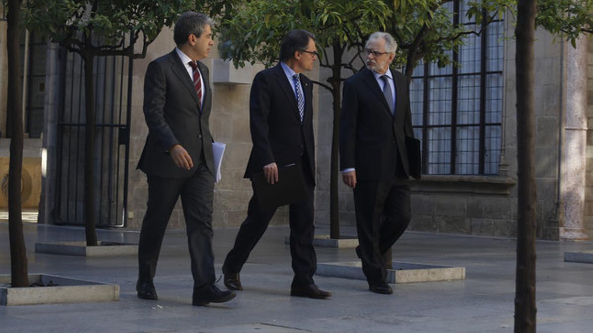 Francesc Homs, Artur Mas y Carles Viver Pi-Sunyer, en el Palau de la Generalitat, en una imagen de abril del 2015