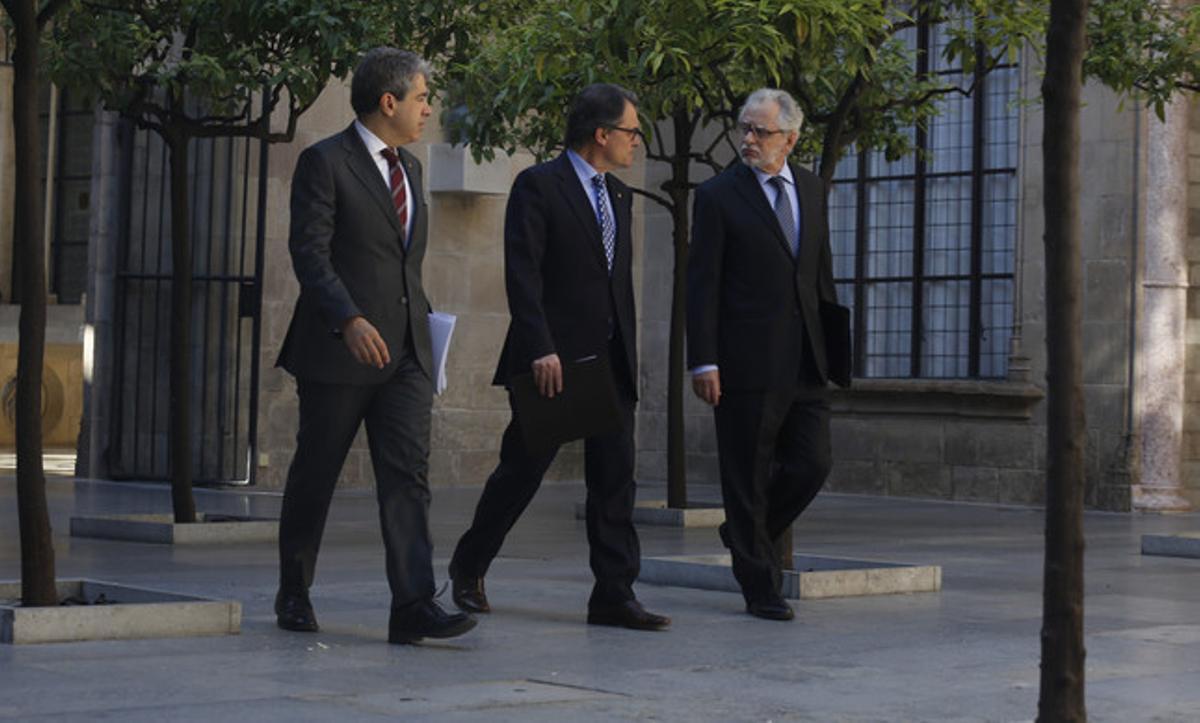Francesc Homs, Artur Mas i Carles Viver Pi-Sunyer, al Palau de la Generalitat, en una imatge de l’abril del 2015.