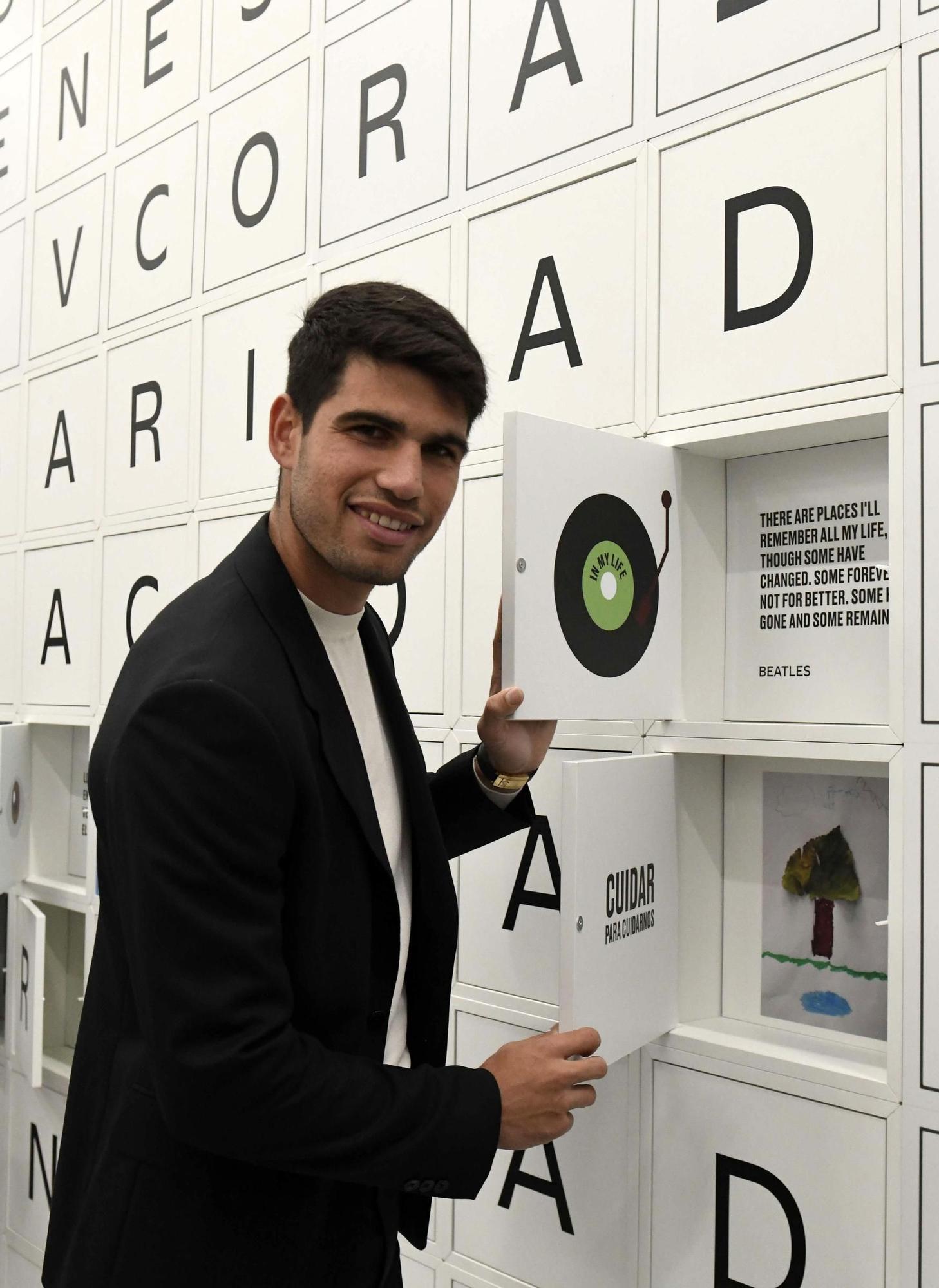 Así ha sido la inauguración de la exposición de Carlos Alcaraz en la Cárcel Vieja de Murcia