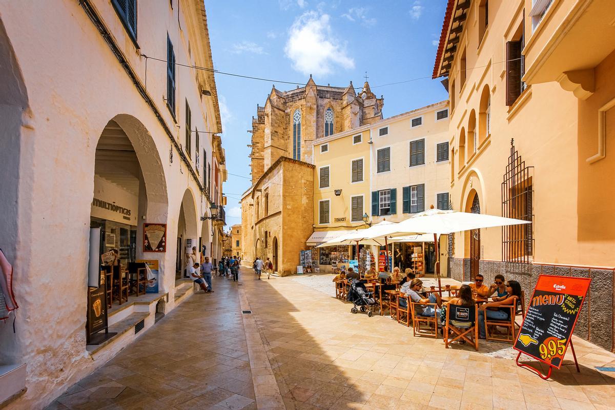La plaza des Mercat, epicentro marinero y el lugar ideal a la hora del aperitivo.