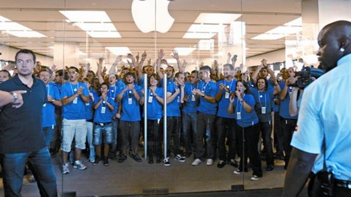 Los empleados de la tienda de Apple preparados, ayer, para dar la bienvenida a los primeros clientes.