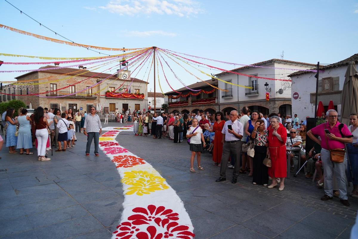 Dos Torres llena de color sus calles con las alfombras de sal por San Roque Dos Torres llena de color sus calles con las alfombras de sal por San Roque