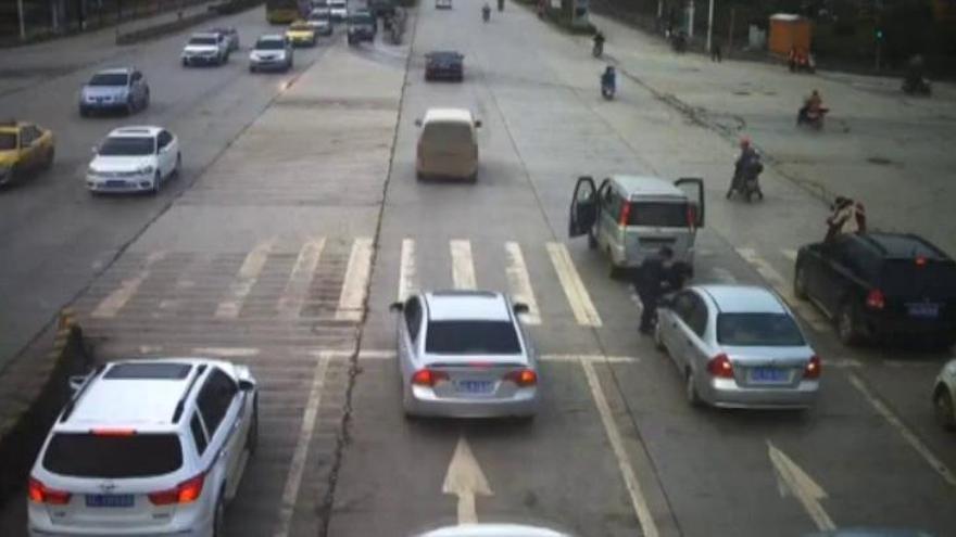 Un niño cae de un vehículo en China y sobrevive a un atropello