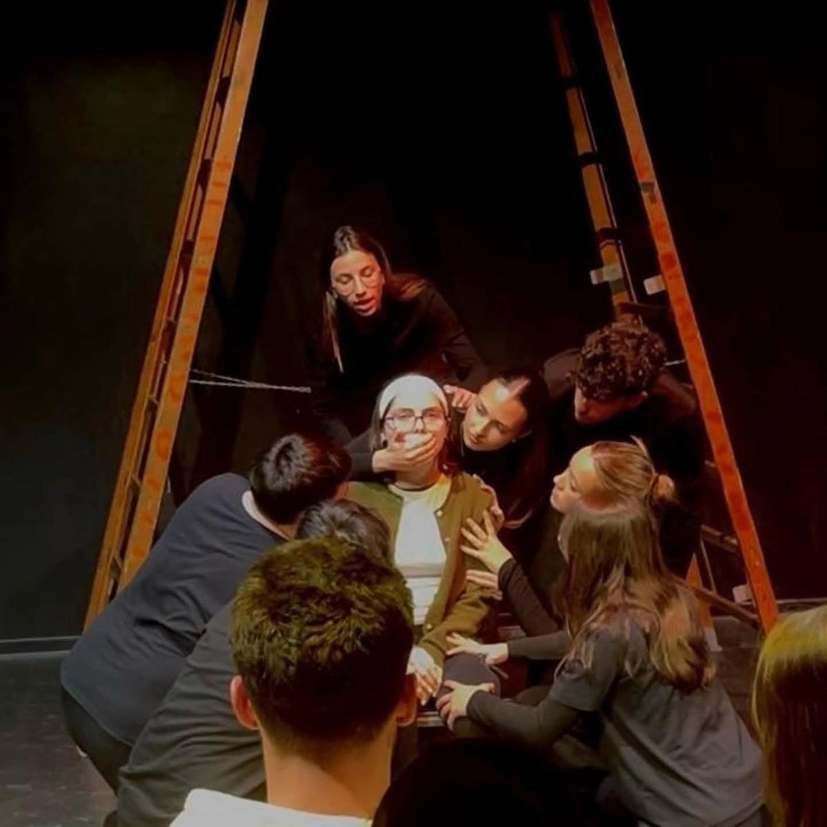 Representación de la obra teatral por los alumnos del IES Santa Pola
