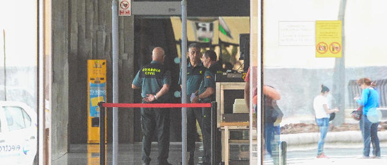 Agentes de la Guardia Civil custodian la entrada de la Ciudad de la Justicia, en la capital grancanaria.