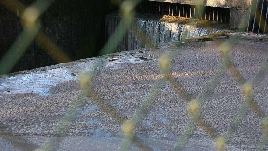 El vertido, visible sobre el agua del pozo de acumulación de la minicentral de Barbude. // Bernabé/Adrián Rei