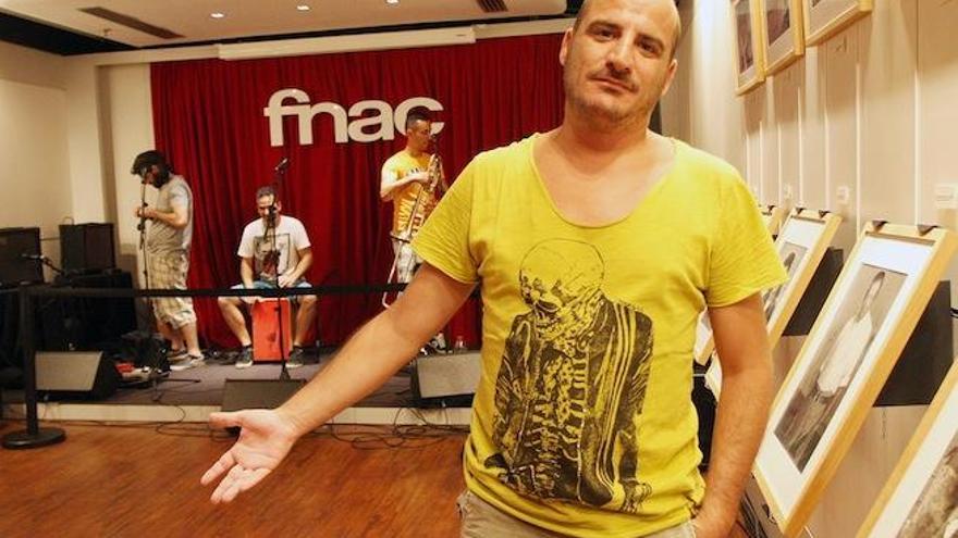 Los malagueños Jarrillo Lata visitaron ayer el Fórum de Fnac Málaga para presentar «Los calambres del hambre», su tercer disco.