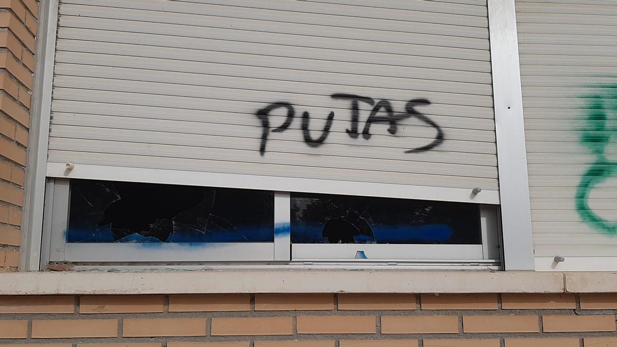 Pintadas y ventanas rotas en el IES Navarro Santafé.