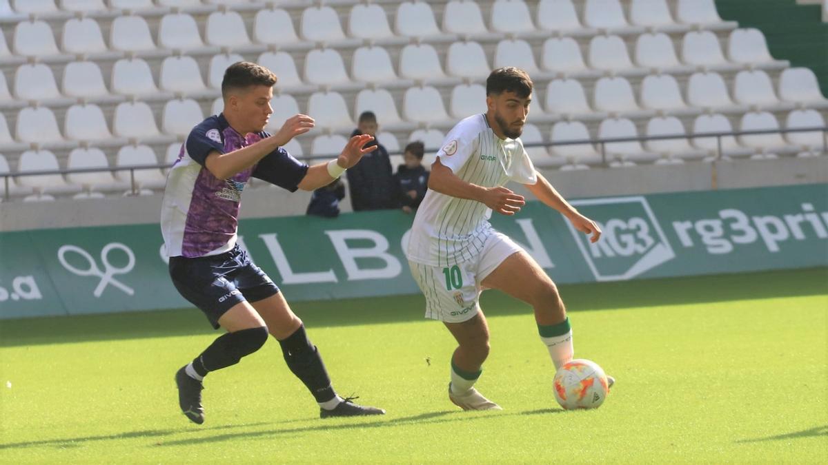 Abreu conduce la posesión durante una acción ante el Bollullos en El Arcángel.