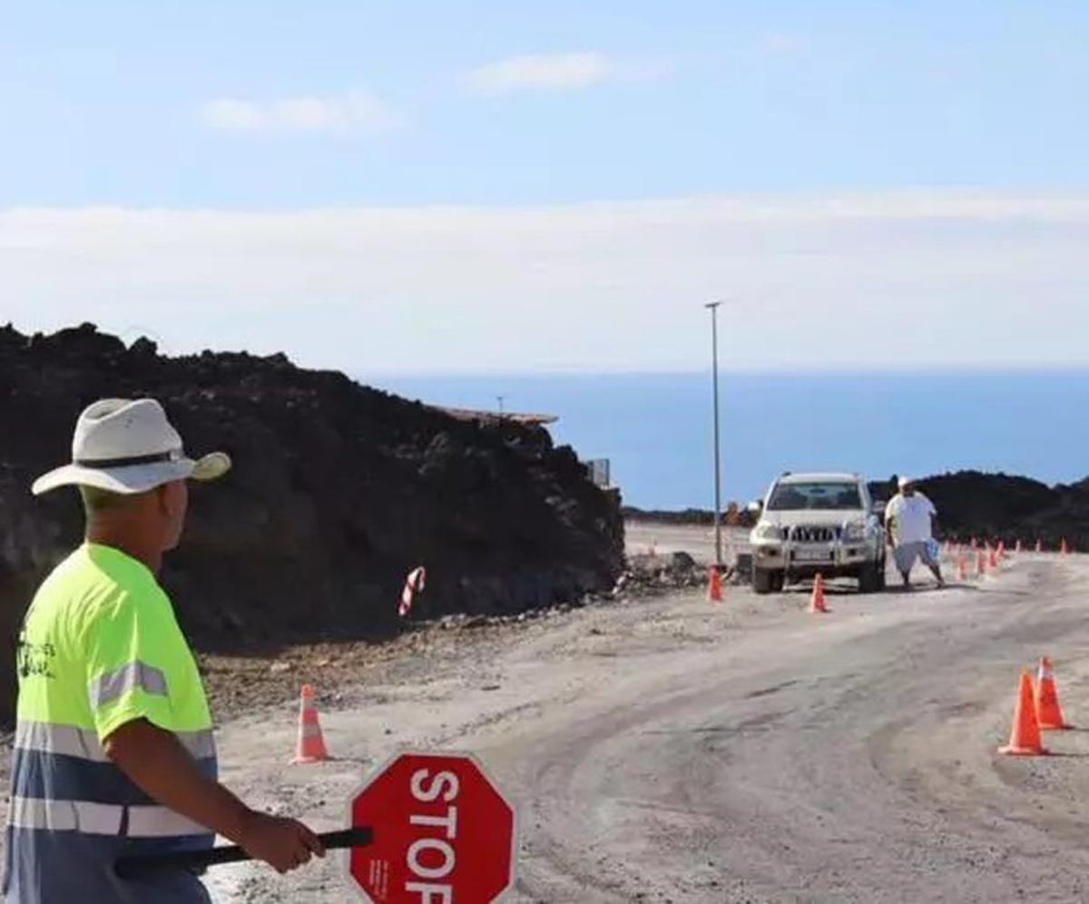 Carretera que une Las Norias y La Laguna sobre las coladas del volcán. |