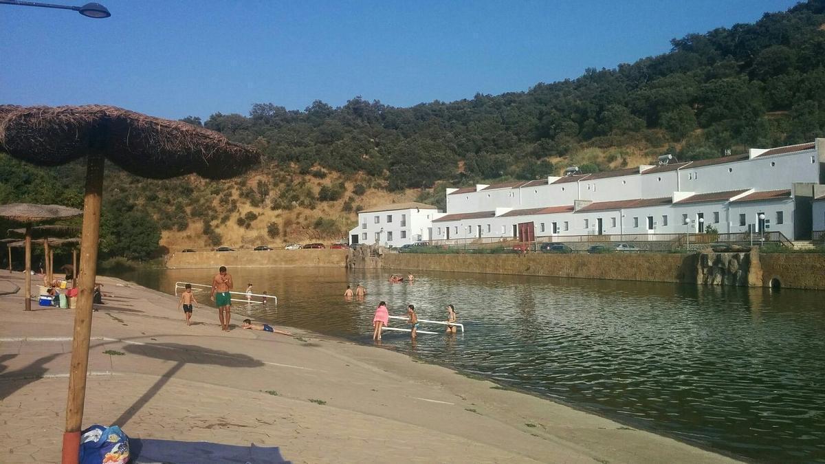 Playa de San Nicolás del Puerto, 350 metros de piscina natural de agua cristalina a una hora de la capital