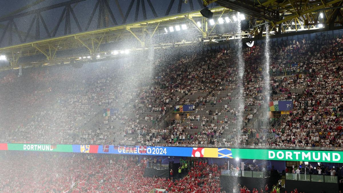 Una fuerte lluvia cae en el Signal Iduna Park de Dortmund durante el partido de octavos de final de la Eurocopa 2024 entre Alemania y Dinamarca. El partido ha sido suspendido durante un rato