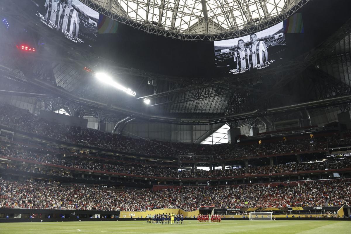ATLANTA (United States), 05/07/2025.- A tribute to the late soccer players Diogo Jota and Andre Silva is shown ahead of the FIFA Club World Cup 2025 match between Winner match 51 and Winner match 52 in Atlanta, Georgia, USA, 05 July 2025. (Mundial de Fútbol) EFE/EPA/ERIK S. LESSER. paris saint germain psg . bayern munich. mundial clubs 2024 paris saint germain psg . bayern munich. cuartos. accion. mercedes benz stadium
