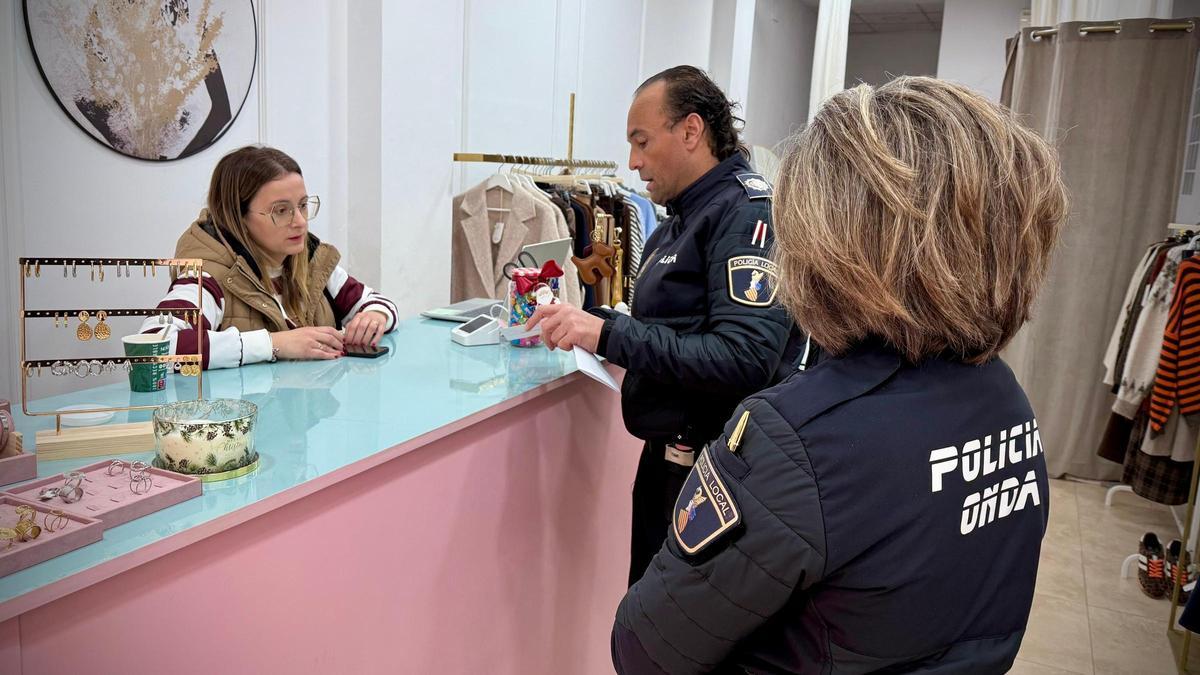Los agentes están recorriendo los establecimientos de Onda para mantener un contacto cercano con comerciantes y trabajadores, trasladar recomendaciones de seguridad y resolver dudas.