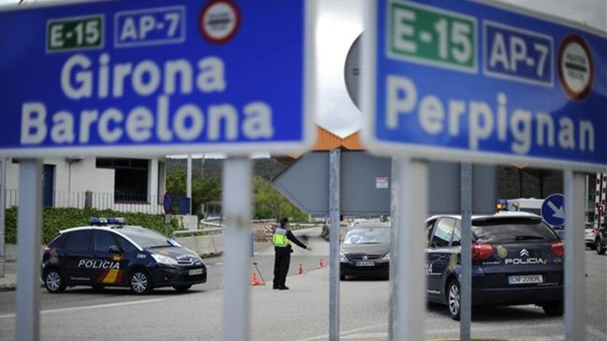 Cruce de carreteras pública y de peaje en la frontera de Catalunya con Francia, el pasado mayo.