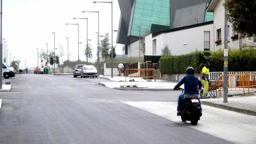 Un motorista, circulando ayer por la calle Florencio Rodríguez.