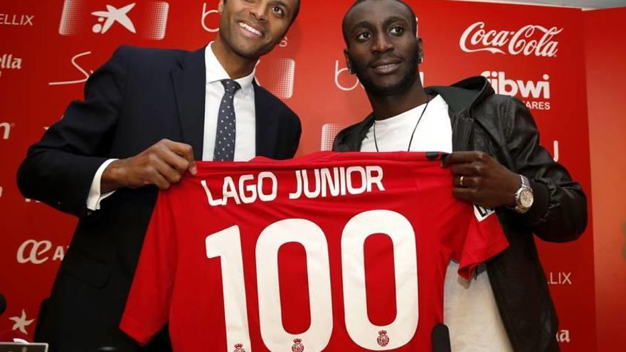 Maheta Molango posa con Lago Junior en la presentación del jugador.