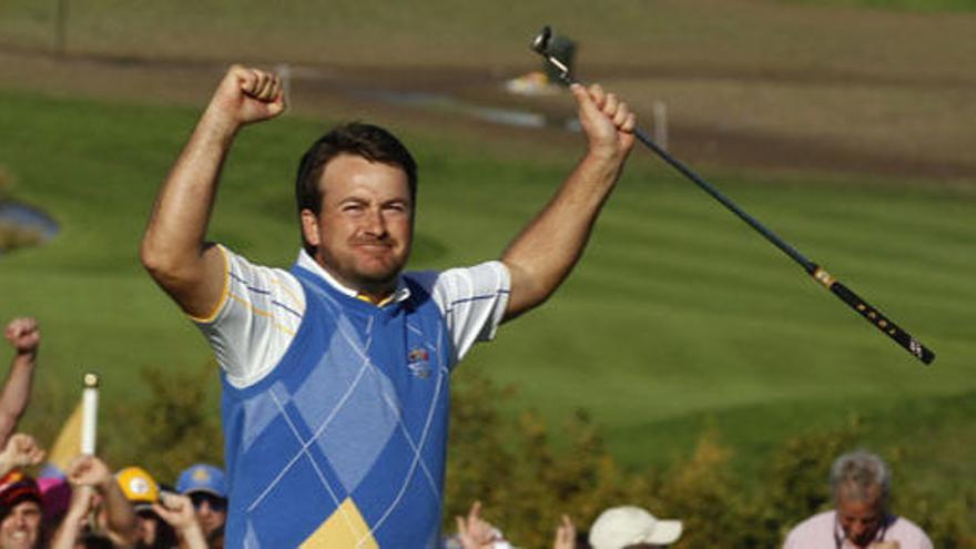 Graeme McDowell celebra el punto que ha dado a los europeos la Ryder Cup