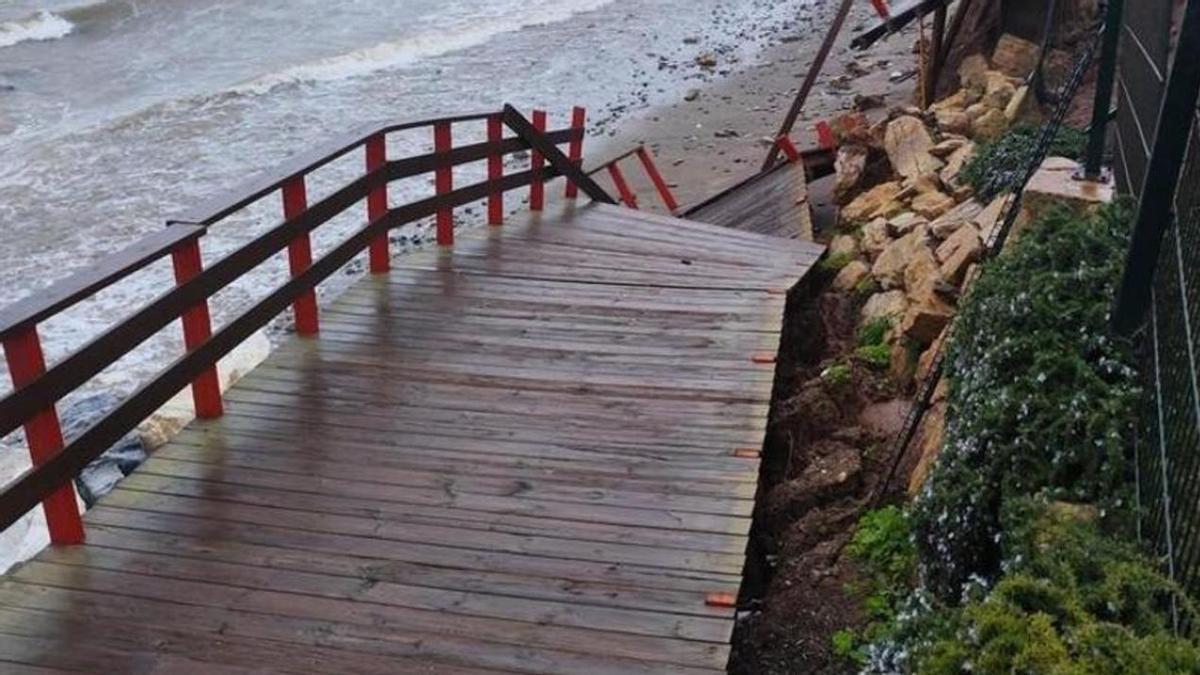 Daños en la Senda Litoral de Mijas por la borrasca Leonardo.