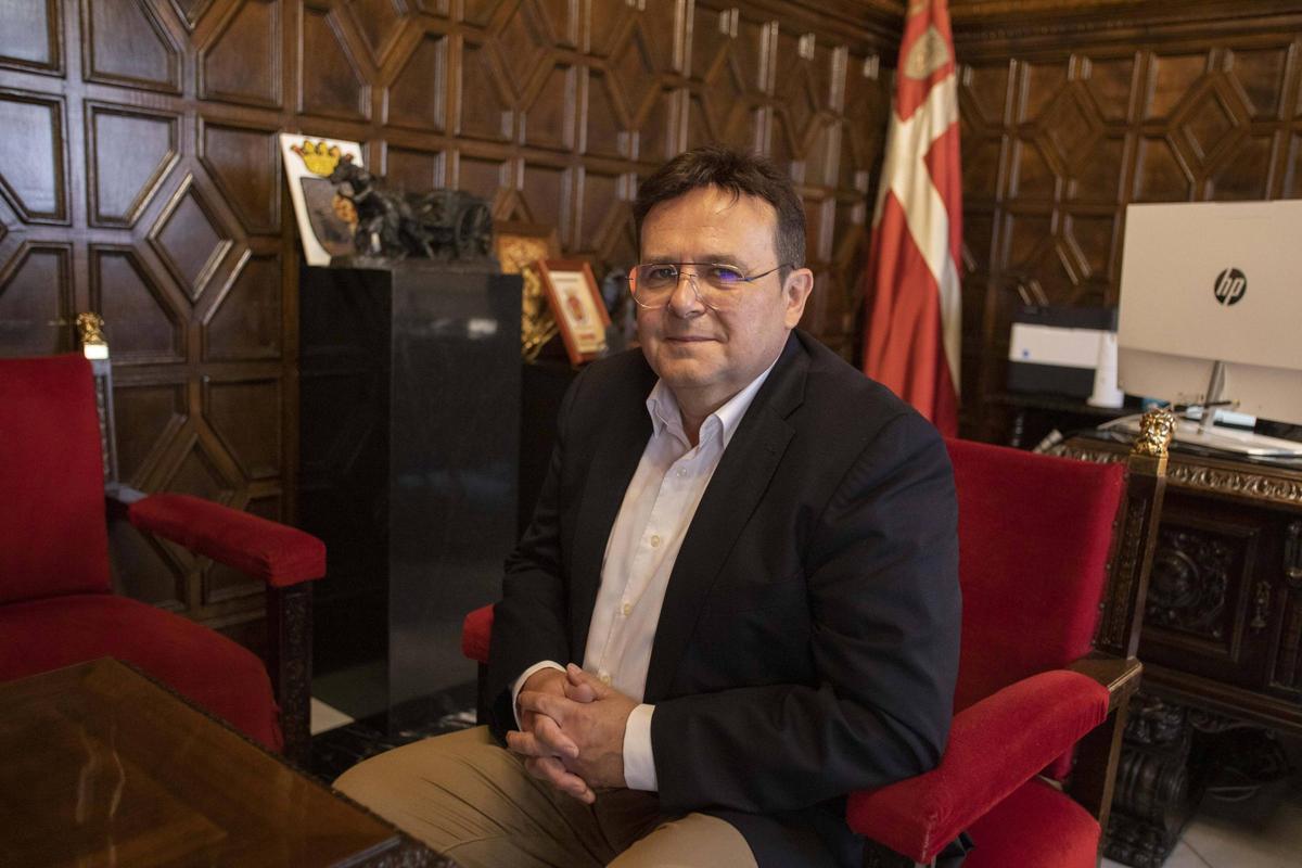 El alcalde de Sueca, Dimas Vázquez, en su despacho oficial