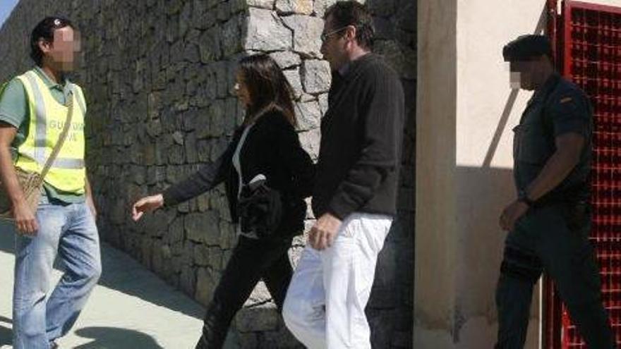 Pilar Fernández y Antonio Huerta hijo salen de su casa durante el registro que se hizo en 2008.