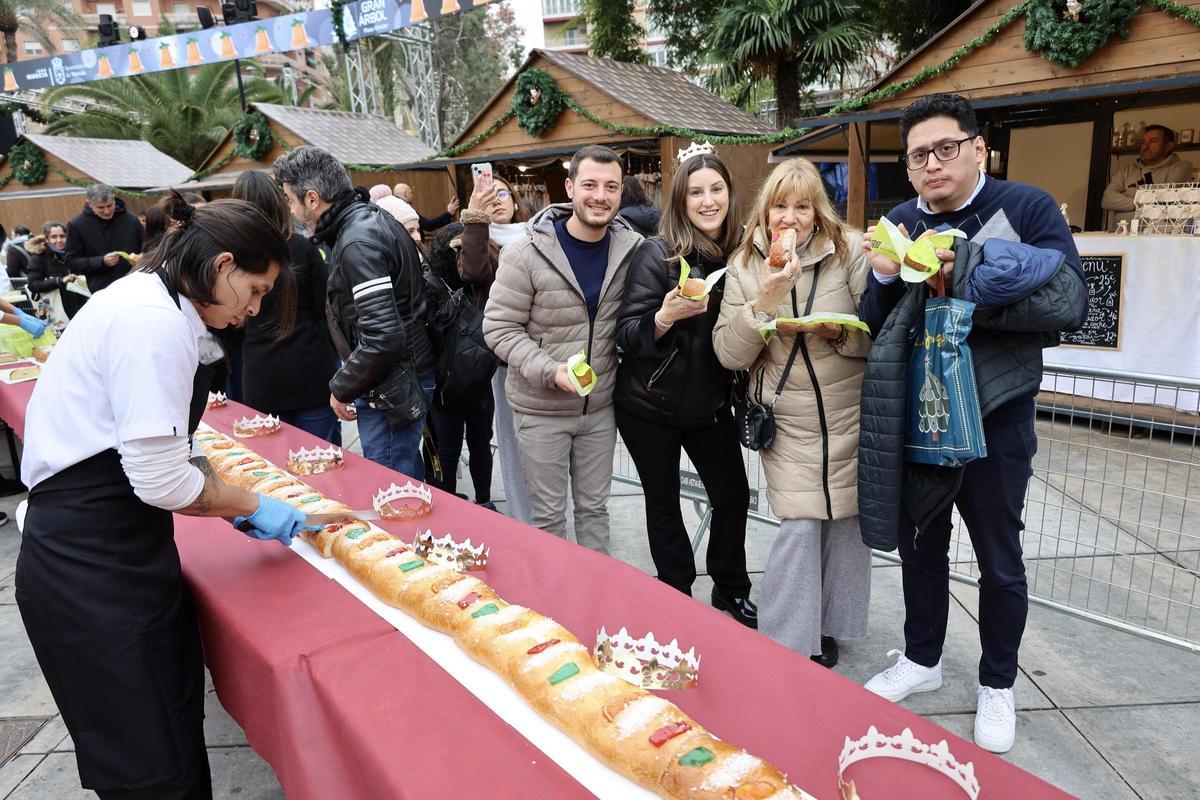 Un grupo de personas con su ración de roscón.