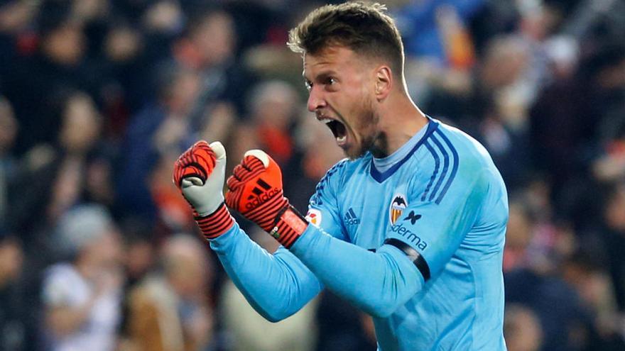 Neto celebra un gol del Valencia en Mestalla.