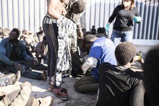 La defensa de los migrantes detenidos por el salto masivo a la valla de Melilla pide su libertad provisional