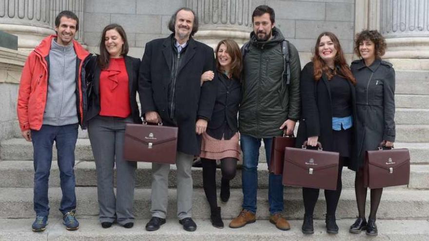 David Bruzos, María Vanesa Angustia, Fernán Vello, Yolanda Díaz, Antón Gómez-Reino, Alejandra Rodríguez y Alexandra Fernández, ante el Congreso. // FdV