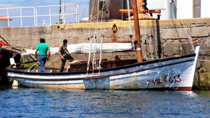 La embarcación tradicional de A Illa de Arousa rebautizada con el nombre &quot;O Presioso&quot;.