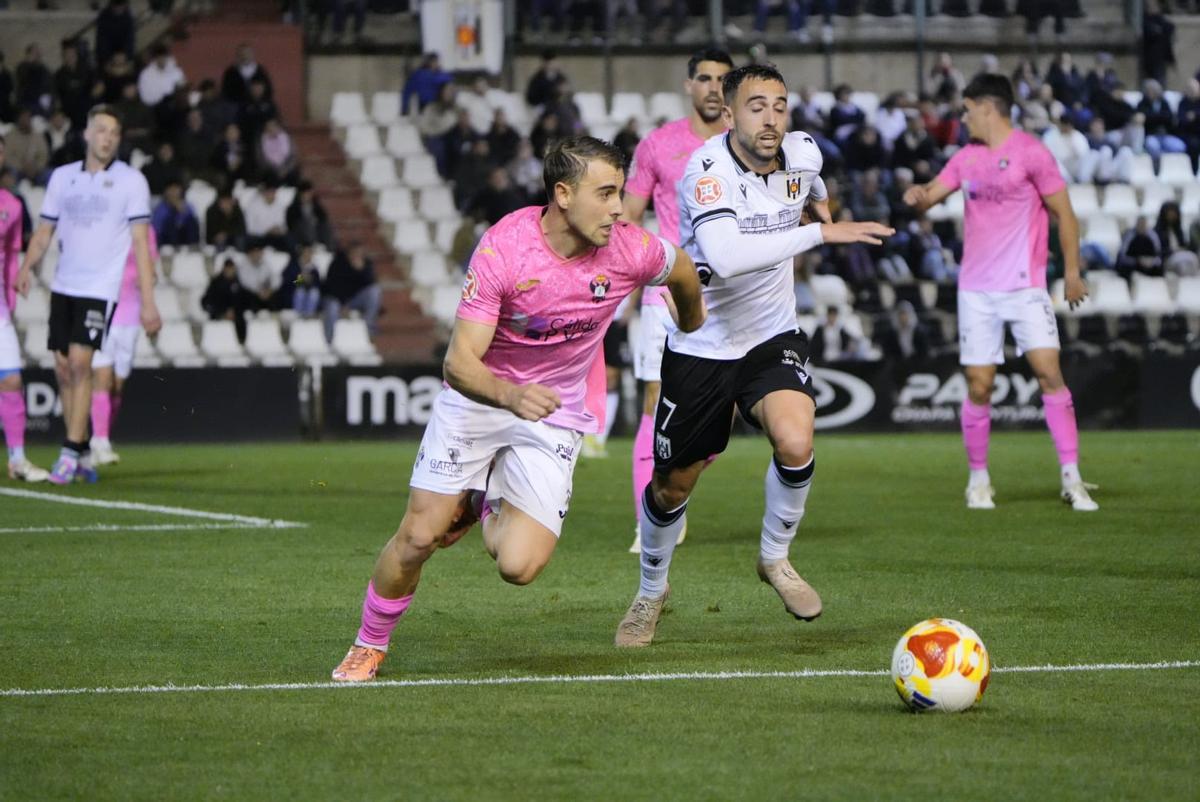 Chiqui corre tras el balón.