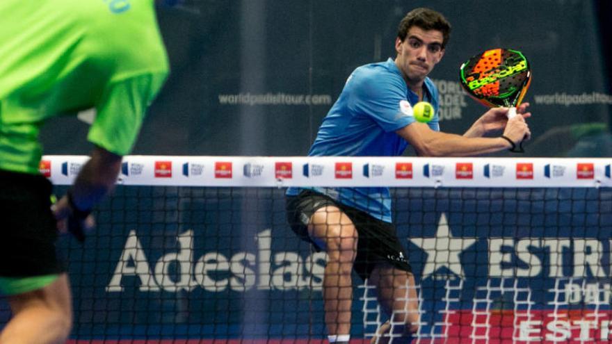 Juan Lebron disputa en una bola en el World Padel Tour en Alicante