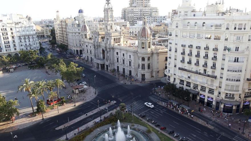 Vista general de la plaza del Ayuntamiento y de la casa consistorial.